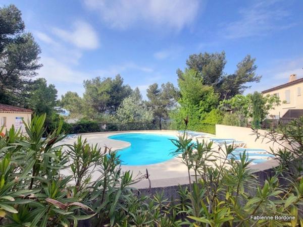 Lumière, calme, authenticité… Un art de vivre signé Pont Royal. appatement de 57m2 avec vue sur les collines, large terrasse,2 vraies chambres, piscine, place de parking, garage à vélos