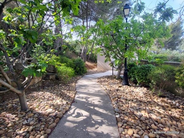 Lumière, calme, authenticité… Un art de vivre signé Pont Royal. appatement de 57m2 avec vue sur les collines, large terrasse,2 vraies chambres, piscine, place de parking, garage à vélos