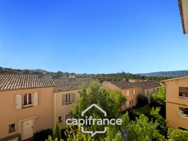 Lumière, calme, authenticité… Un art de vivre signé Pont Royal. appatement de 57m2 avec vue sur les collines, large terrasse,2 vraies chambres, piscine, place de parking, garage à vélos