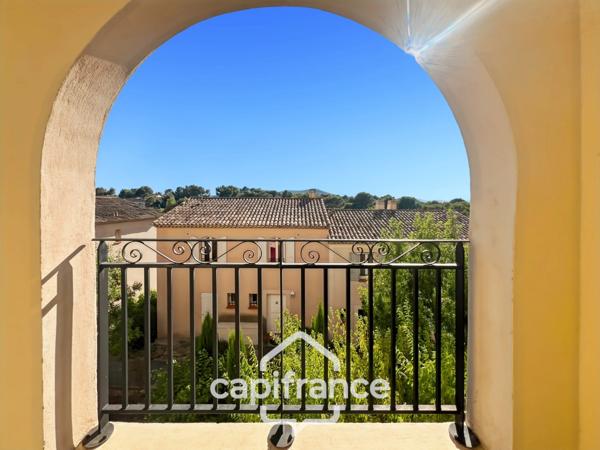 Lumière, calme, authenticité… Un art de vivre signé Pont Royal. appatement de 57m2 avec vue sur les collines, large terrasse,2 vraies chambres, piscine, place de parking, garage à vélos