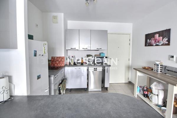 PORTES DE LYON - SECTEUR CENTRE VILLE - T2 - 40M²- RESIDENCE SECURISEE - RECENTE - GARAGE - CAVE - PROCHE TRAMWAY - BUS - GARE - A6 - A7 - ROCADE EST