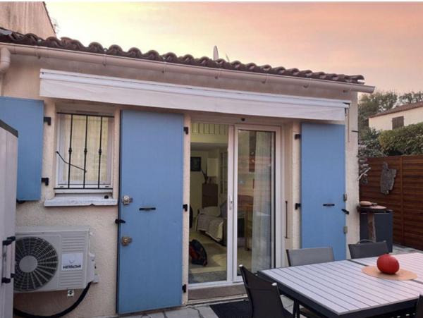 Dans domaine sécurisé avec gardien et piscine