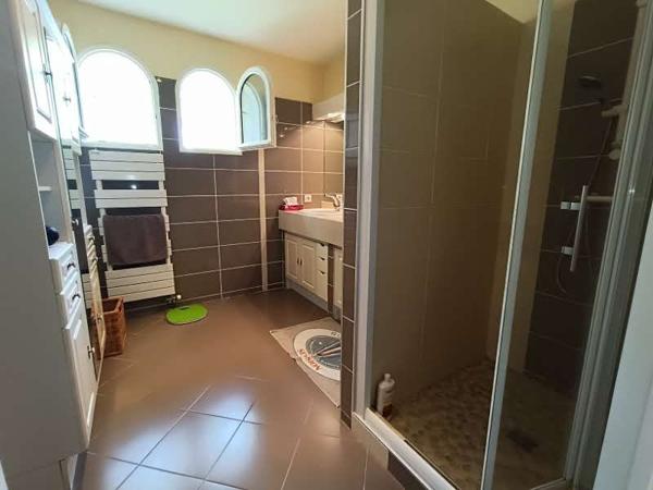 Propriétéavec parc, piscine et prestations haut de gamme