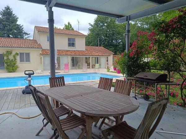 Propriétéavec parc, piscine et prestations haut de gamme