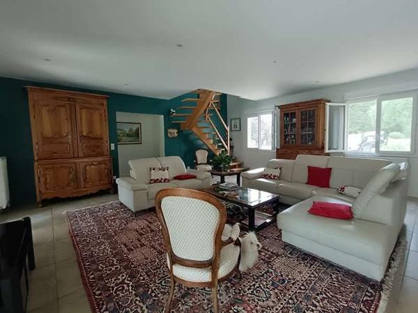 Coutras (33230) – Propriété rare avec parc, piscine et prestations haut de gamme