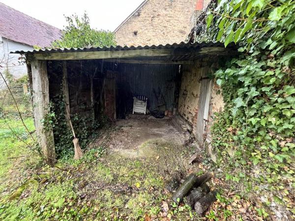 Terrain à vendre |  Saint-Denis-de-Jouhet |  742 m²