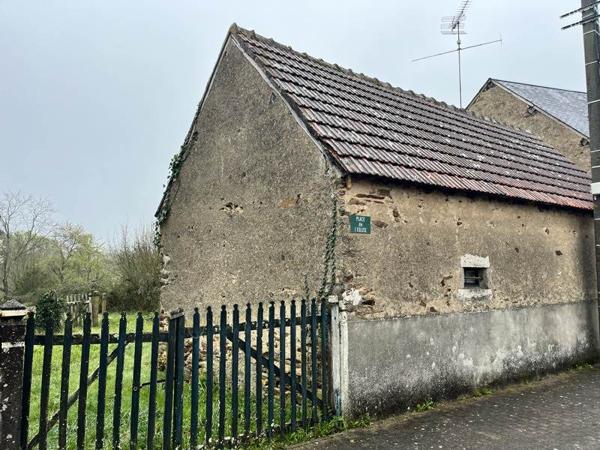 Terrain à vendre |  Saint-Denis-de-Jouhet |  742 m²