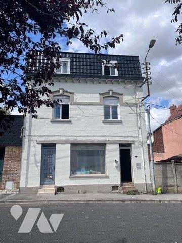 Proche Hôtel de ville de LIEVIN, Immeuble de rapport en R+2 composé de bureaux en rdc (d'env 10...