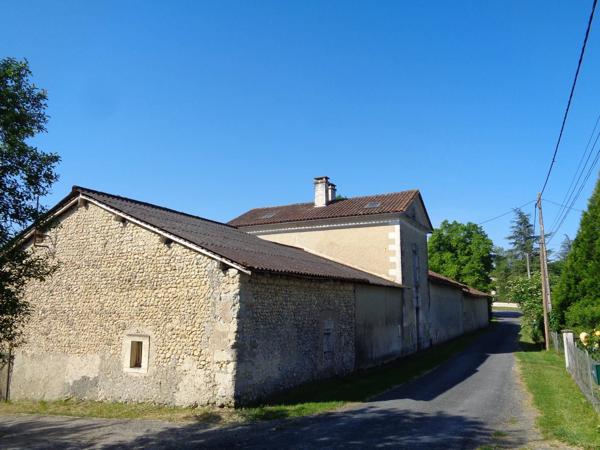 Superbe propriété de campagne au calme, 142 m², 12944 m² de terrain, 4 grandes dépendances