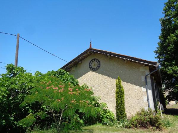 Superbe propriété de campagne au calme, 142 m², 12944 m² de terrain, 4 grandes dépendances