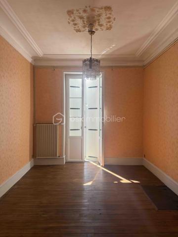 Située dans un quartier calme et en pleine mutation, cette maison bourgeoise saura vous séduire par son cachet authentique et ses volumes généreux. 

Dès l’entrée, vous serez conquis par la hauteur sous plafond qui apporte une sensation d’espace et de lumière. La cave saine, présente sous toute la maison, offre un espace de stockage ou un potentiel d’aménagement supplémentaire.

Le jardin arboré de 200 m², agrémenté d’une grande terrasse, est idéal pour profiter des beaux jours en toute sérénité.

La maison est organisée sur trois niveaux d’environ 80 m² chacun :

- Au rez-de-chaussée, vous trouverez deux studios indépendants, déjà aménagés et prêts à être loués ou utilisés comme espaces de vie supplémentaires. Deux autres pièces, à rénover, offrent un potentiel d’aménagement selon vos besoins.

- Au premier étage, un espace pouvant être indépendant vous attend : une cuisine fonctionnelle, une salle de bain équipée d’une baignoire et d’une douche, des toilettes séparées, un salon-séjour lumineux, ainsi que deux chambres spacieuses avec un parquet qui apporte chaleur et élégance.

- Au deuxième étage, un espace à rénover, incluant une partie grenier, vous permettra de laisser libre cours à votre imagination pour créer des chambres supplémentaires, un bureau, ou tout autre espace selon vos envies.

Pourquoi cette maison est faite pour vous ?

Cette maison est parfaite si vous recherchez :
- Une résidence principale avec du caractère et des espaces modulables.
- Un investissement locatif grâce aux studios indépendants et aux pièces à rénover.
- Un coup de cœur pour une maison ancienne, avec des volumes généreux et un jardin en plein cœur de la ville.