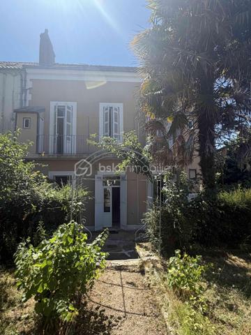 Située dans un quartier calme et en pleine mutation, cette maison bourgeoise saura vous séduire par son cachet authentique et ses volumes généreux. 

Dès l’entrée, vous serez conquis par la hauteur sous plafond qui apporte une sensation d’espace et de lumière. La cave saine, présente sous toute la maison, offre un espace de stockage ou un potentiel d’aménagement supplémentaire.

Le jardin arboré de 200 m², agrémenté d’une grande terrasse, est idéal pour profiter des beaux jours en toute sérénité.

La maison est organisée sur trois niveaux d’environ 80 m² chacun :

- Au rez-de-chaussée, vous trouverez deux studios indépendants, déjà aménagés et prêts à être loués ou utilisés comme espaces de vie supplémentaires. Deux autres pièces, à rénover, offrent un potentiel d’aménagement selon vos besoins.

- Au premier étage, un espace pouvant être indépendant vous attend : une cuisine fonctionnelle, une salle de bain équipée d’une baignoire et d’une douche, des toilettes séparées, un salon-séjour lumineux, ainsi que deux chambres spacieuses avec un parquet qui apporte chaleur et élégance.

- Au deuxième étage, un espace à rénover, incluant une partie grenier, vous permettra de laisser libre cours à votre imagination pour créer des chambres supplémentaires, un bureau, ou tout autre espace selon vos envies.

Pourquoi cette maison est faite pour vous ?

Cette maison est parfaite si vous recherchez :
- Une résidence principale avec du caractère et des espaces modulables.
- Un investissement locatif grâce aux studios indépendants et aux pièces à rénover.
- Un coup de cœur pour une maison ancienne, avec des volumes généreux et un jardin en plein cœur de la ville.