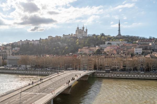 Lyon 2 - Quai de Saône - Appartement de 144 m² au 5 ème étage avec balcon - 3 chambres - Garage