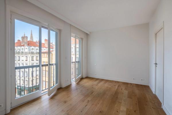 Lyon 2 - Quai de Saône - Appartement de 144 m² au 5 ème étage avec balcon - 3 chambres - Garage