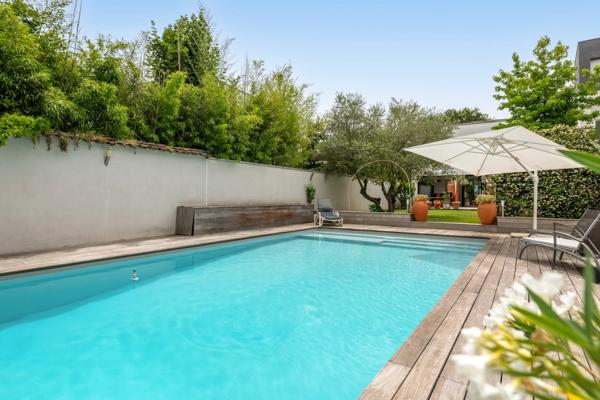 CHASSIEU CENTRE- Maison contemporaine de 242,29 m² - 5 chambres - 2 bureaux - Piscine - Jacuzzi - Terrain d'environ 550 m²