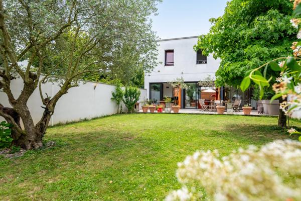 CHASSIEU CENTRE- Maison contemporaine de 242,29 m² - 5 chambres - 2 bureaux - Piscine - Jacuzzi - Terrain d'environ 550 m²