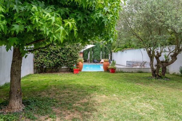 CHASSIEU CENTRE- Maison contemporaine de 242,29 m² - 5 chambres - 2 bureaux - Piscine - Jacuzzi - Terrain d'environ 550 m²