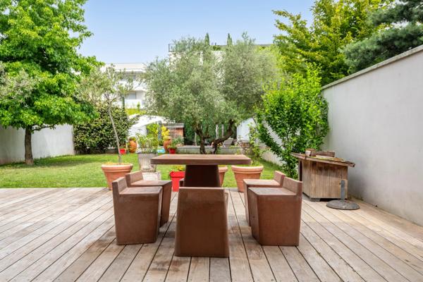 CHASSIEU CENTRE- Maison contemporaine de 242,29 m² - 5 chambres - 2 bureaux - Piscine - Jacuzzi - Terrain d'environ 550 m²