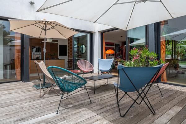 CHASSIEU CENTRE- Maison contemporaine de 242,29 m² - 5 chambres - 2 bureaux - Piscine - Jacuzzi - Terrain d'environ 550 m²