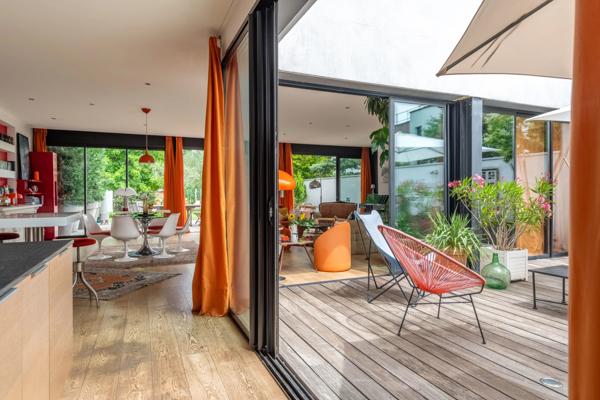 CHASSIEU CENTRE- Maison contemporaine de 242,29 m² - 5 chambres - 2 bureaux - Piscine - Jacuzzi - Terrain d'environ 550 m²