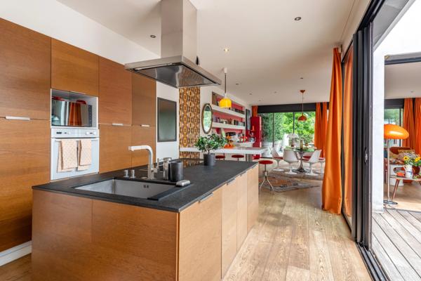 CHASSIEU CENTRE- Maison contemporaine de 242,29 m² - 5 chambres - 2 bureaux - Piscine - Jacuzzi - Terrain d'environ 550 m²