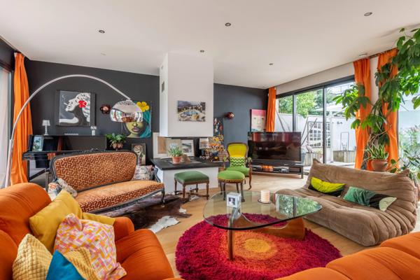 CHASSIEU CENTRE- Maison contemporaine de 242,29 m² - 5 chambres - 2 bureaux - Piscine - Jacuzzi - Terrain d'environ 550 m²