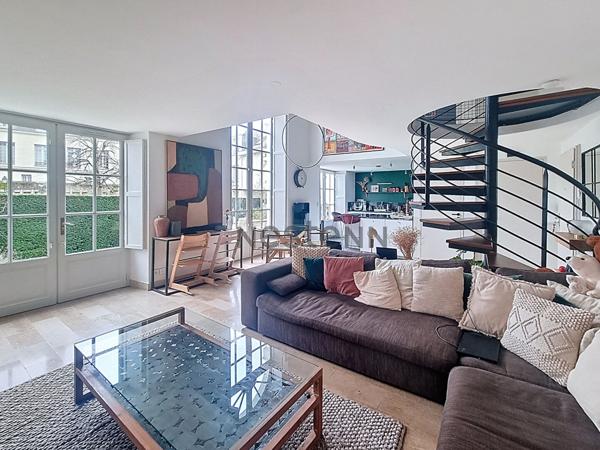 COUP DE COEUR - TOURS CENTRE CATHEDRALE - TRIPLEX 6 PIECES 151.04 m2 - 4 CHAMBRES - DOUBLE STATIONNEMENTS - JARDIN PRIVE