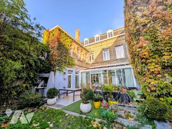 **Découvrez une perle rare** : une vaste maison de caractère, alliant authenticité et confort m...