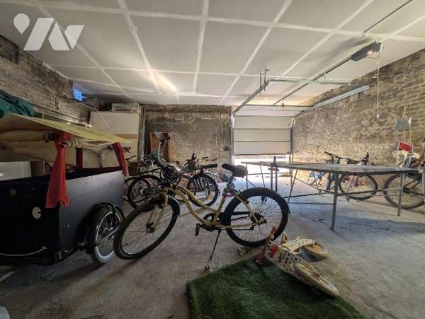 **Découvrez une perle rare** : une vaste maison de caractère, alliant authenticité et confort m...