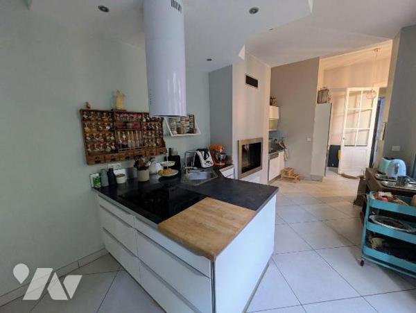 **Découvrez une perle rare** : une vaste maison de caractère, alliant authenticité et confort m...