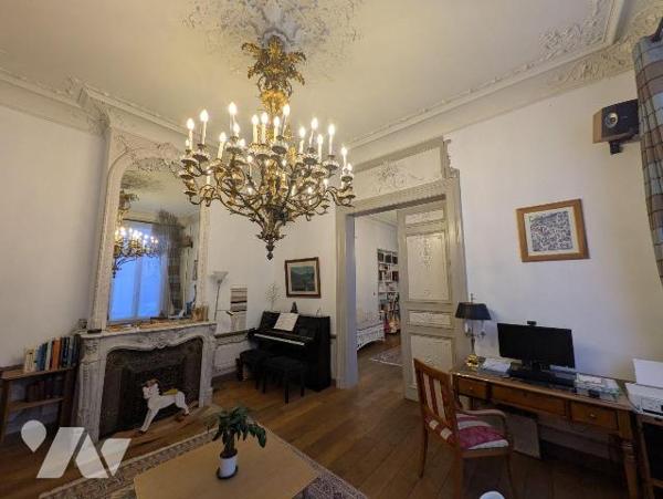 **Découvrez une perle rare** : une vaste maison de caractère, alliant authenticité et confort m...