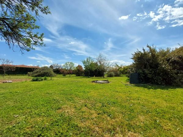 Terrain constructible, viabilisé et arboré de 978 m²