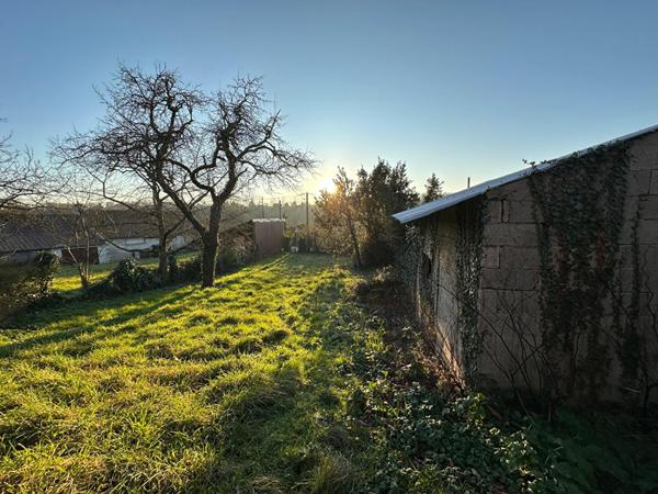 Maison ancienne à rénover entièrement sur QUINCAY avec dépendances.