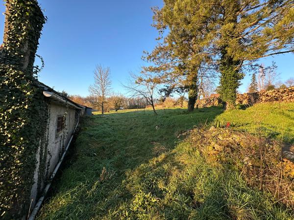 Maison ancienne à rénover entièrement sur QUINCAY avec dépendances.