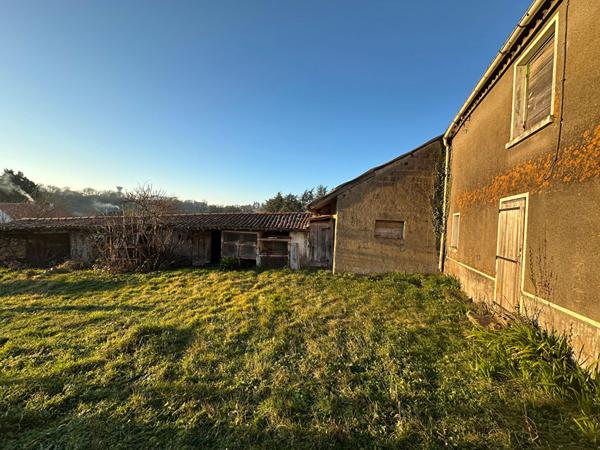 Maison ancienne à rénover entièrement sur QUINCAY avec dépendances.