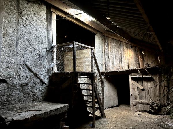 Maison ancienne à rénover entièrement sur QUINCAY avec dépendances.