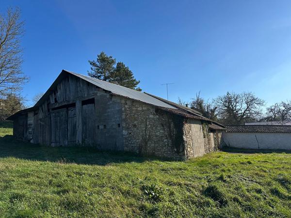 Maison ancienne à rénover entièrement sur QUINCAY avec dépendances.