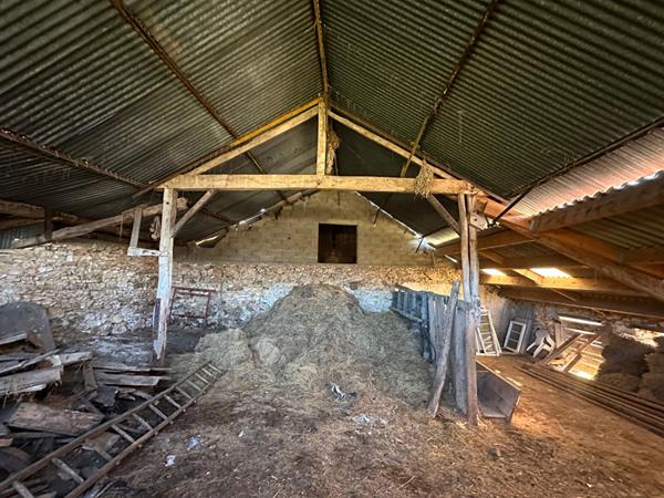 Maison ancienne à rénover entièrement sur QUINCAY avec dépendances.