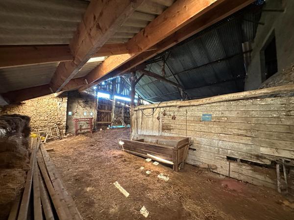 Maison ancienne à rénover entièrement sur QUINCAY avec dépendances.