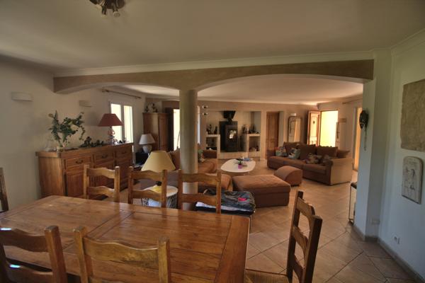 Villa
                                                                                                                                                                                                                                                                                                                        8 pièce(s)                                                                                                                                                                                                          5 chambre(s)                                                                                                                                                                                                          220  m²