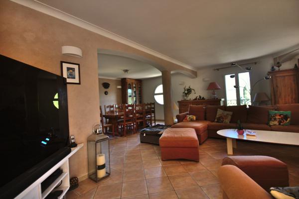 Villa
                                                                                                                                                                                                                                                                                                                        8 pièce(s)                                                                                                                                                                                                          5 chambre(s)                                                                                                                                                                                                          220  m²