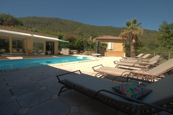 Villa
                                                                                                                                                                                                                                                                                                                        8 pièce(s)                                                                                                                                                                                                          5 chambre(s)                                                                                                                                                                                                          220  m²