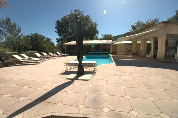 Villa
                                                                                                                                                                                                                                                                                                                        8 pièce(s)                                                                                                                                                                                                          5 chambre(s)                                                                                                                                                                                                          220  m²