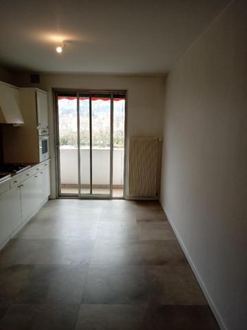 MEYLAN- T5 renové-terrasse CH et EAU COL