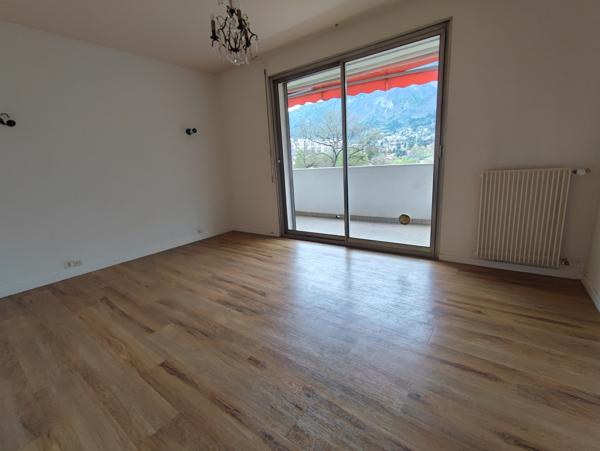 MEYLAN- T5 renové-terrasse CH et EAU COL