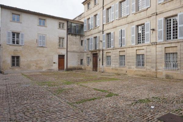 Bureaux à louer à Avignon centre dans hôtel particulier avec jardin privatif