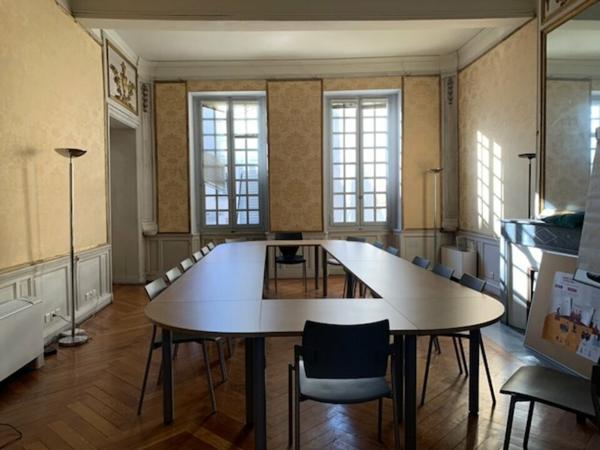 Bureaux à louer à Avignon centre dans hôtel particulier avec jardin privatif