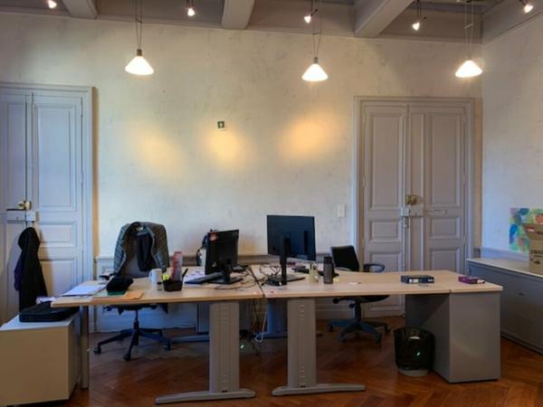 Bureaux à louer à Avignon centre dans hôtel particulier avec jardin privatif