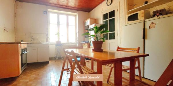 A vendre - Corps de ferme au charme rustique avec un fort potentiel de division - Saint-Laurent-De-Mûre