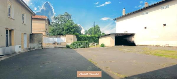 A vendre - Corps de ferme au charme rustique avec un fort potentiel de division - Saint-Laurent-De-Mûre